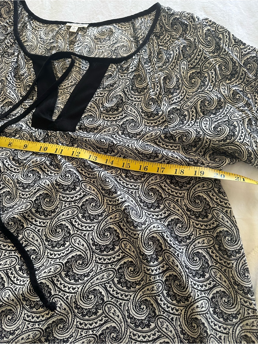 En Crème Paisley Tie-Neck Top, size large - Picture 6 of 9